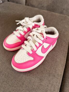 Nike Kids Low-Top Sneakers in Hot Pink and White